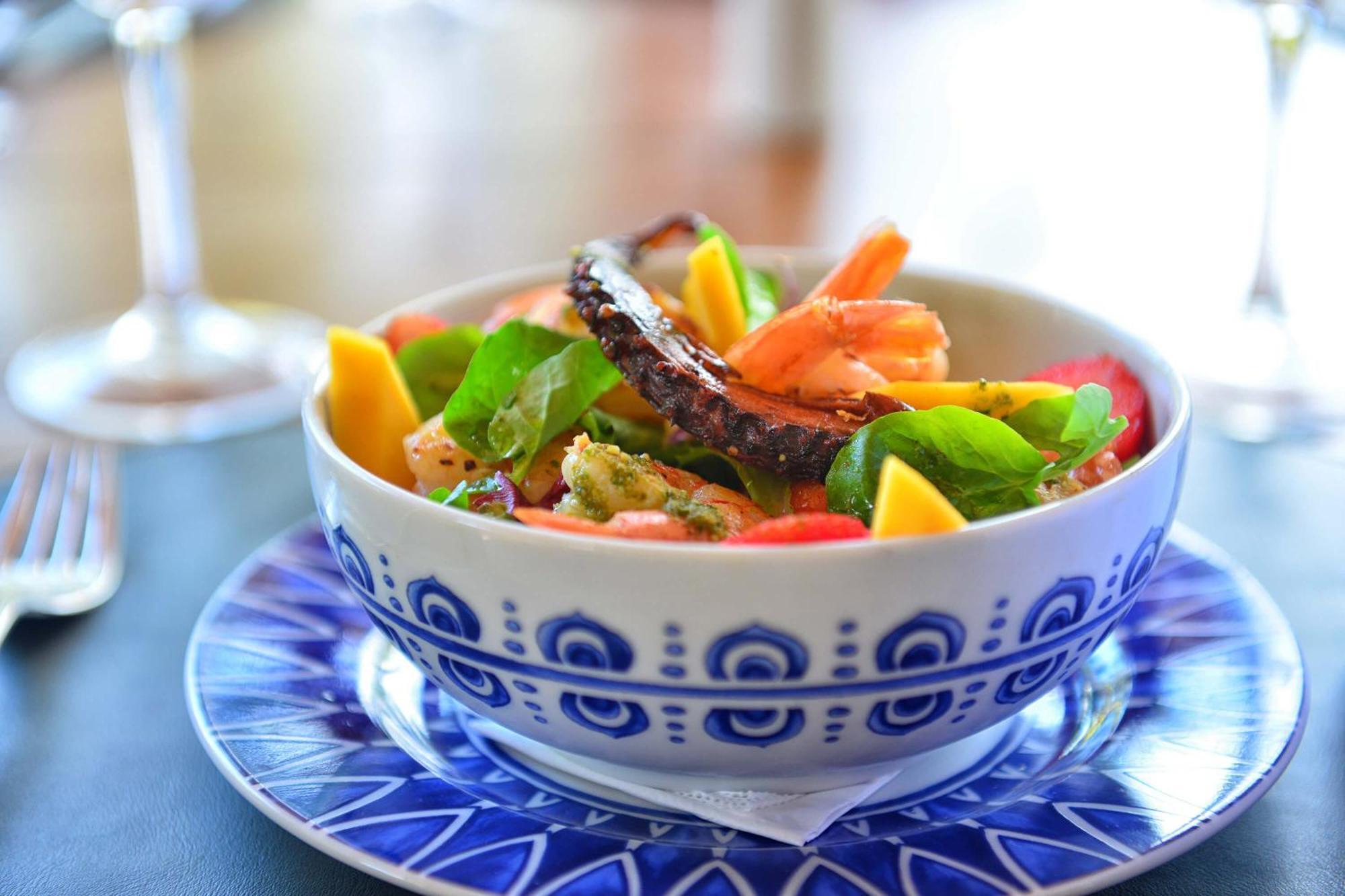 Hotel Deville Prime 살바도르 외부 사진 A salad with mango