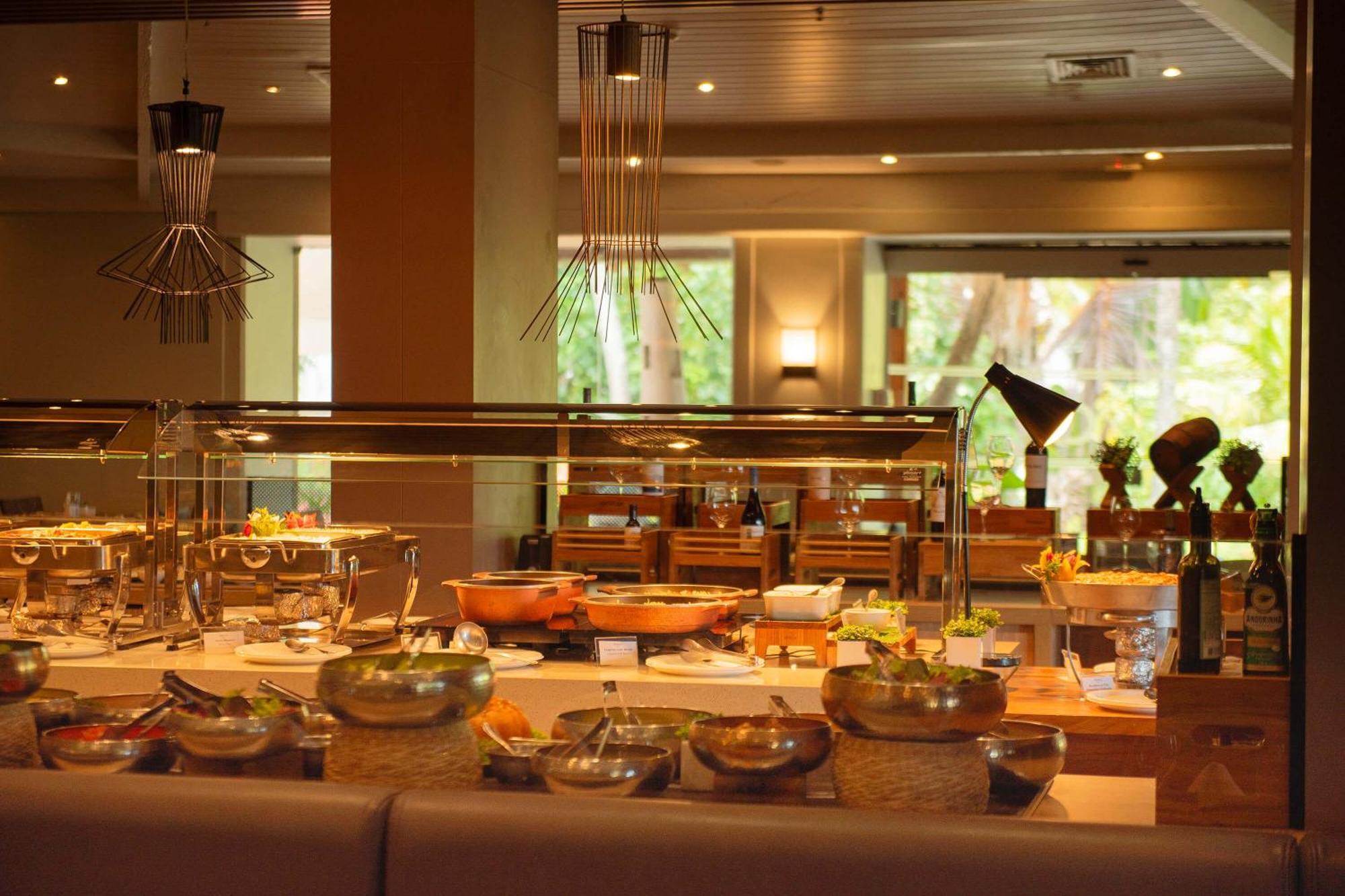 Hotel Deville Prime 살바도르 외부 사진 A buffet at a restaurant