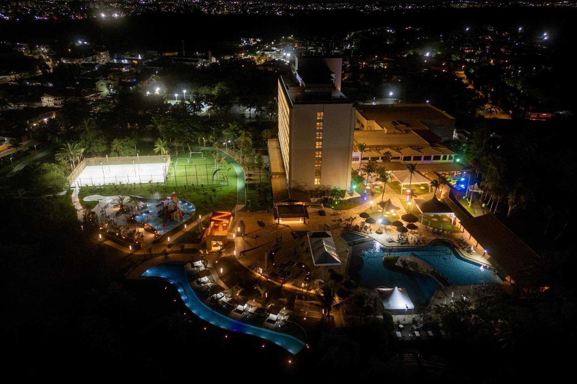 Hotel Deville Prime 살바도르 외부 사진 Aerial view of the hotel at night