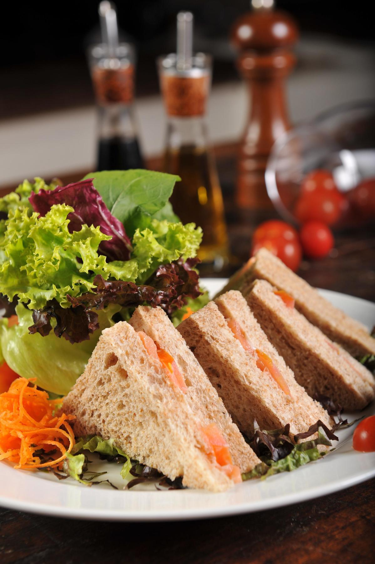 Hotel Deville Prime 살바도르 외부 사진 A salad and a sandwich