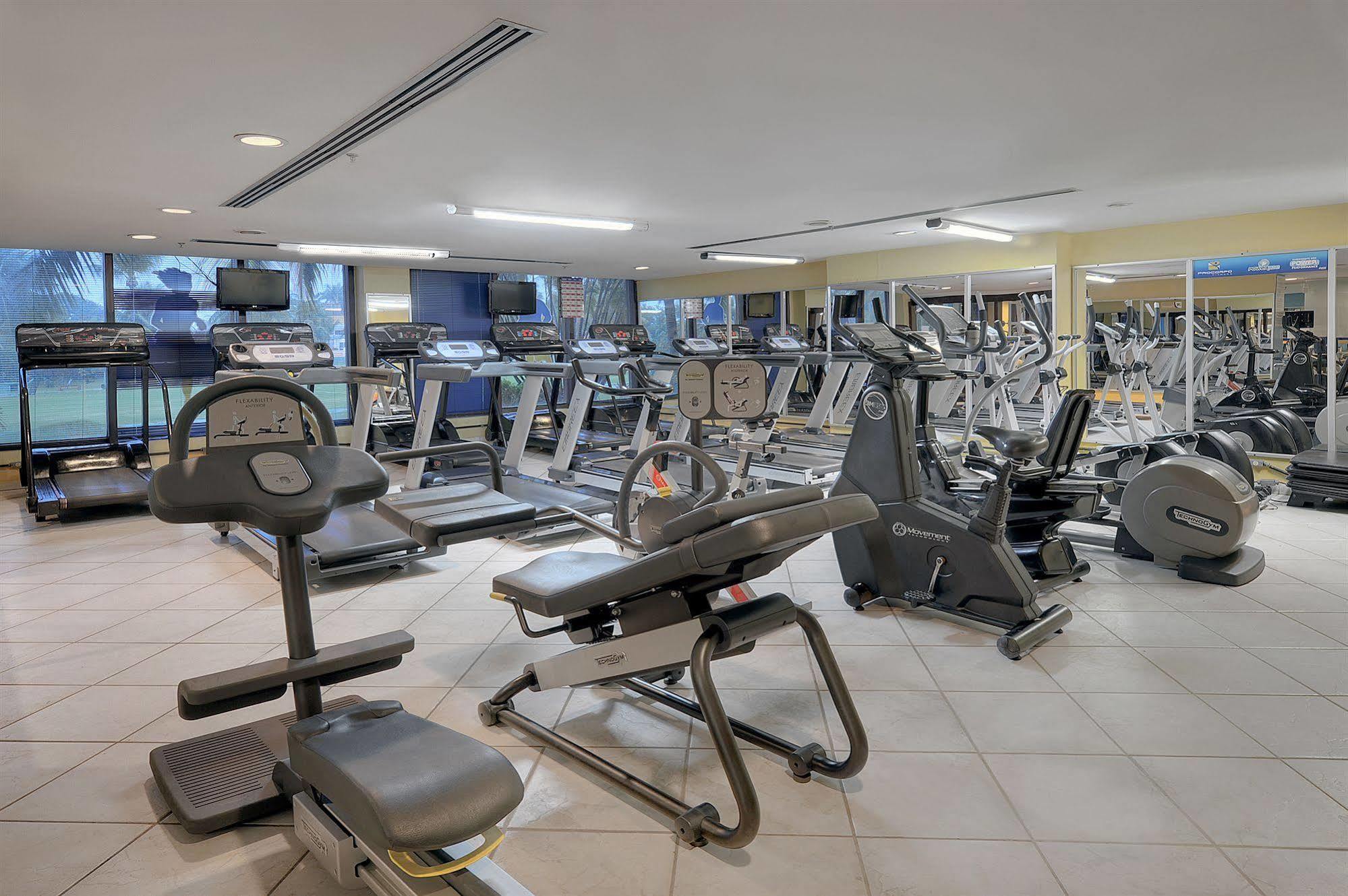 Hotel Deville Prime 살바도르 외부 사진 A gym at the hotel